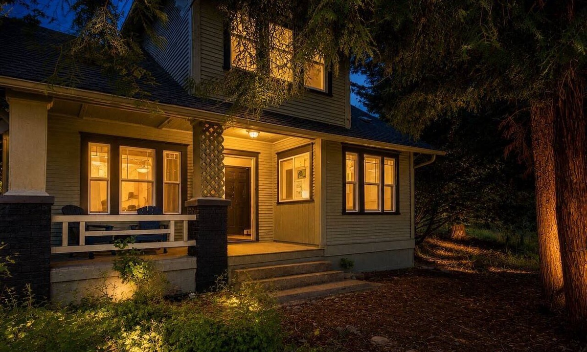 Eastside House | Peaceful Forest Retreat – Sleeps 8 Near JBLM, Tacoma & Seattle