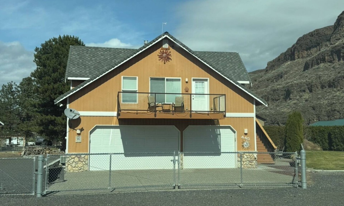 Sunland Estates Apartment | Peaceful lower studio with AC in charming Quincy sunland estates near river.