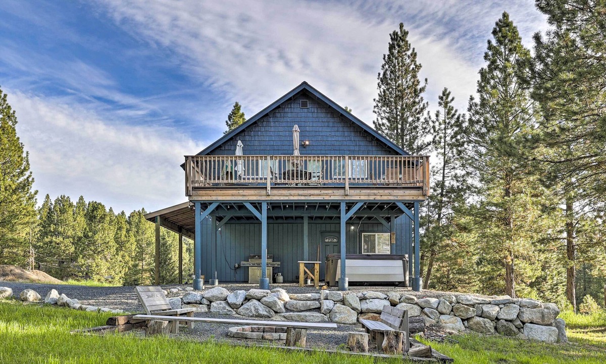 Cascade Cabin | 'Peaceful Pines' - Cascade Cabin w/Hot Tub!