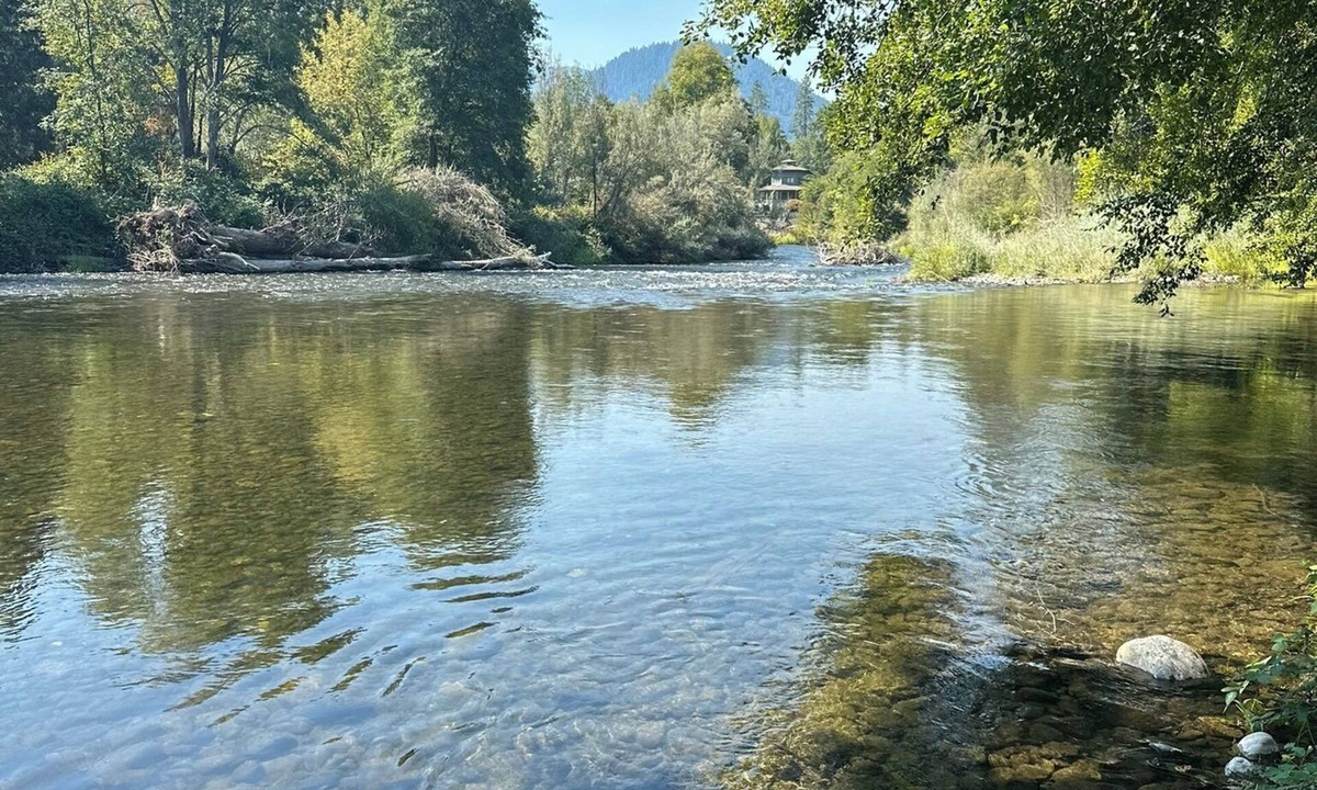 Murphy House | Peaceful Riverside Getaway Grants Pass
