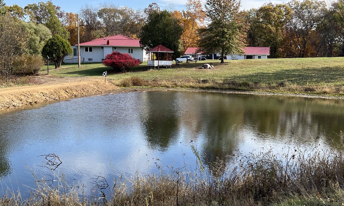Keosauqua House | Peaceful, spacious 4 bedroom house in the country - Gazebo/Pond