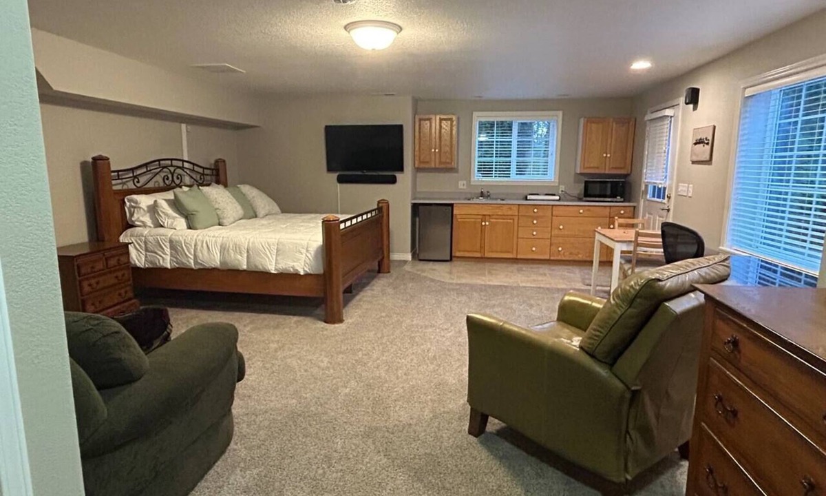 Eugene Apartment | Peaceful studio close to town - Only 20 minutes to U of O!