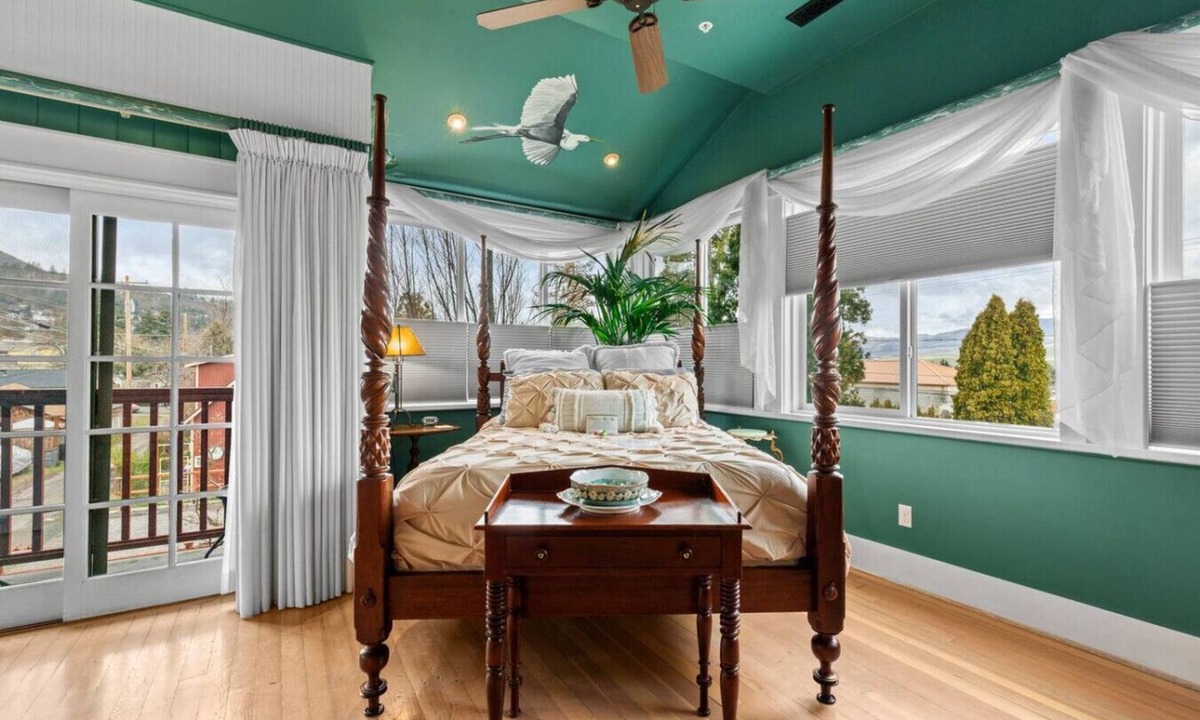 Historic Railroad District Bed & Breakfast | Peerless Hotel Honeymoon Suite 7 + Signature Rm. 6