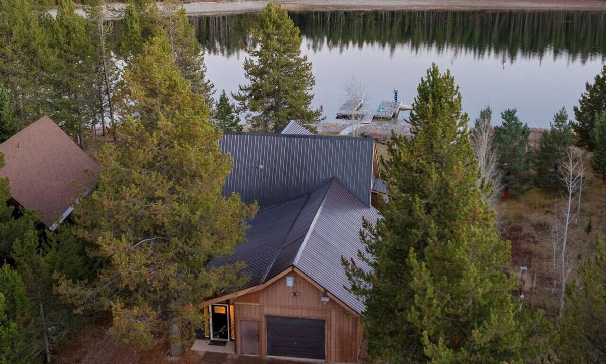 Island Park House | Pelican Roost | Waterfront, Private Dock, Hot Tub, Kayaks, Arcades!