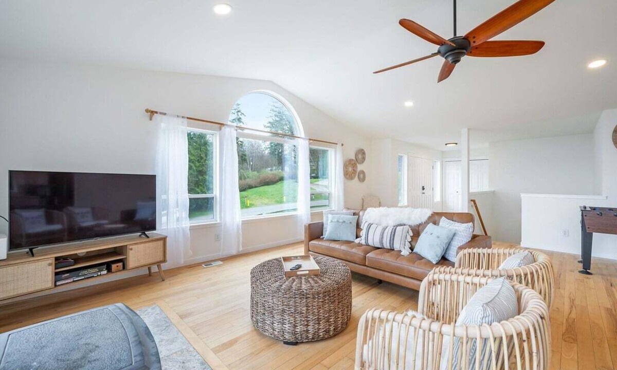 Oak Harbor House | Perch - Seascape Summit: Oceanview 3BR/3BA, dog friendly, Quiet & Private!
