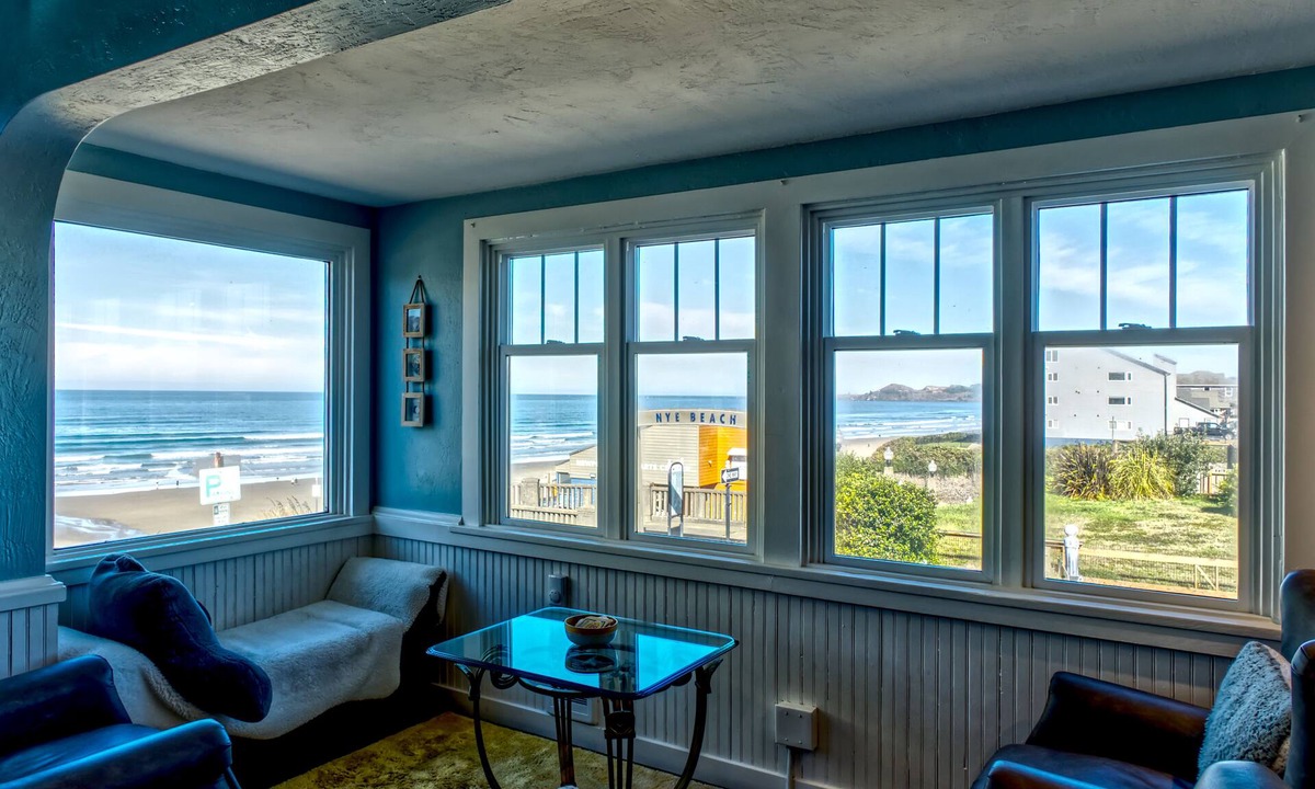 Newport House | Perched at the gateway to Nye Beach, enjoy the beauty of the Pacific!