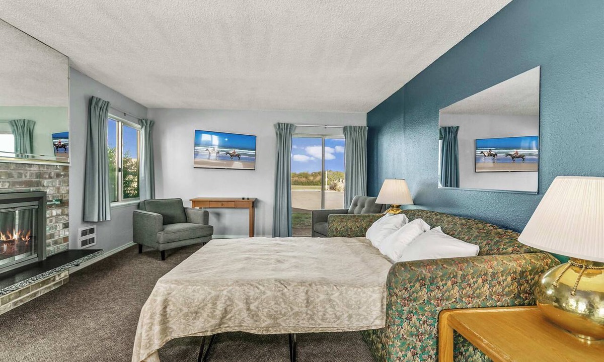 Ocean Shores Condo | Pet-Friendly 2-Bedroom Family Suite With Fireplace