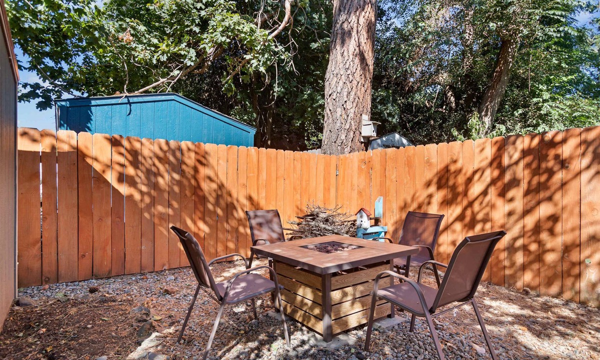Coeur d'Alene House | Pet-Friendly 2BR, Fenced Yard & Fire Pit