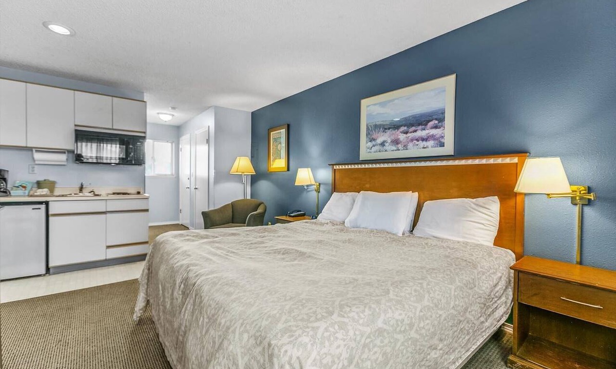Ocean Shores Condo | Pet Friendly Condo with King Bed and Kitchenette