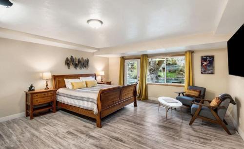 Bend House | Pet Friendly Cottage on the River near Downtown