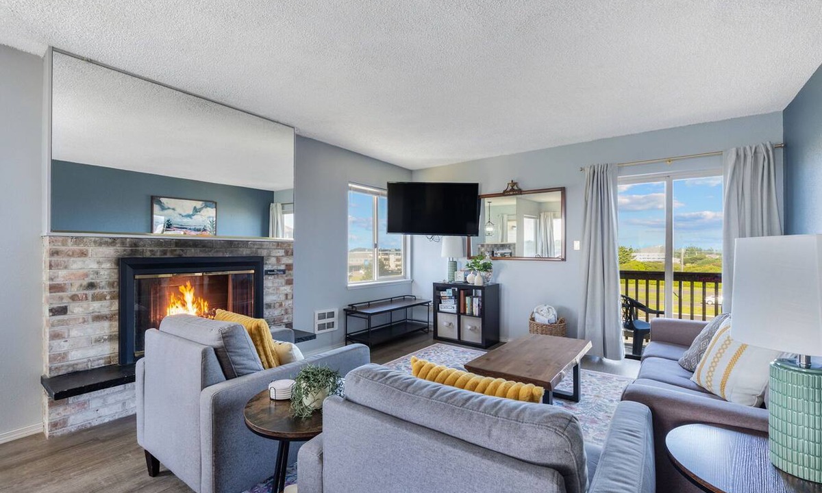 Ocean Shores Condo | Pet-Friendly Family Suite with Full Kitchen - Pool and Hot Tub!
