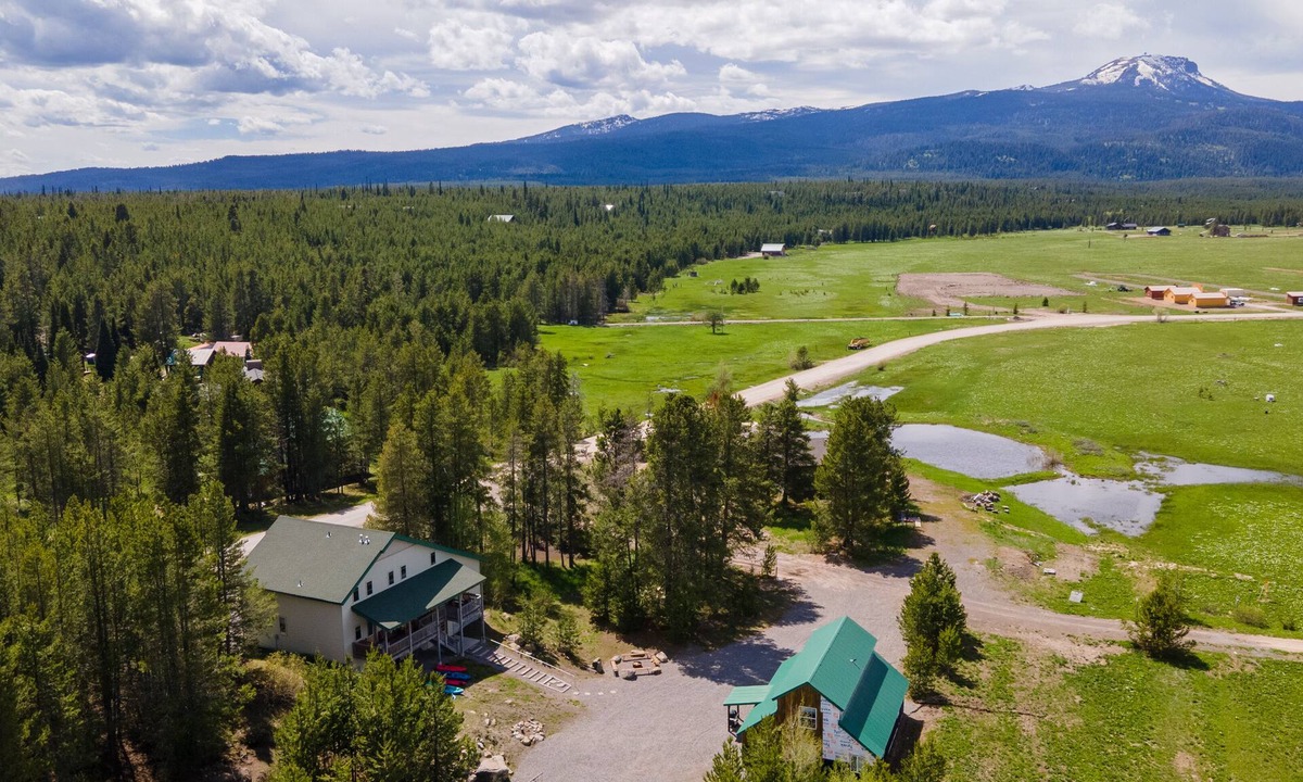 Island Park Cabin | Pet Friendly Home! Bear Den Bundle-12Br-10Ba-Sleeps 42-BBQ-FirePit-Hot tub-20m 2 YNP-Mountainviews
