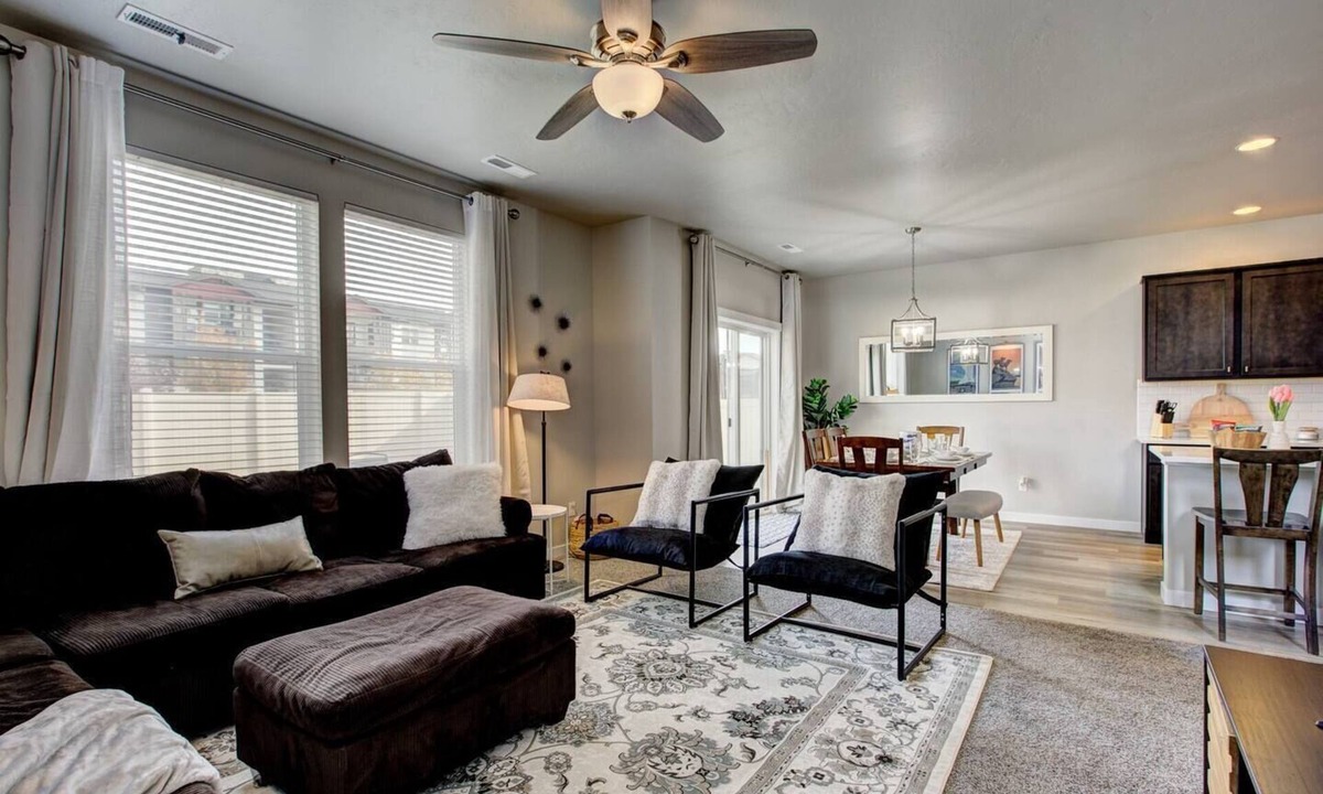 Meridian House | Pet Friendly Modern Home | King Bed | Near Freeway, Parks & Scheels | Meridian