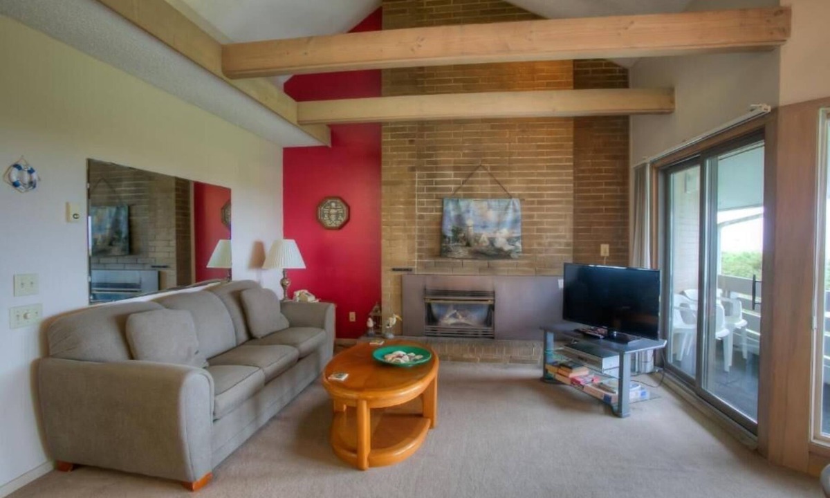 Ocean Shores Apartment | Pet-Friendly Retreat w/Fireplace, Pool, BBQ & Direct Beach Access