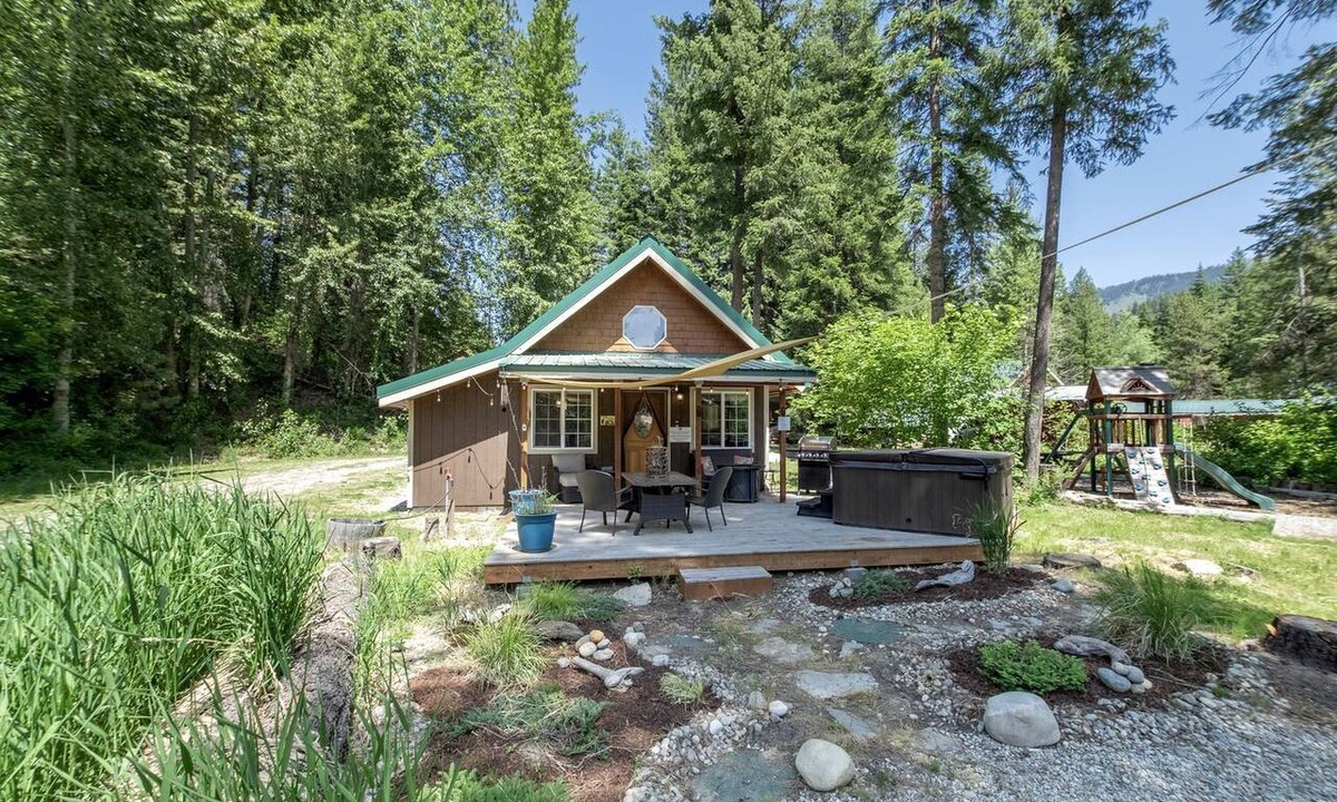 Ardenvoir Cabin | Pet-Friendly, Serene Mountain Cabin Lake Near Wenatchee State Park with a Hot-Tub to Relax Under the Stars, Washington