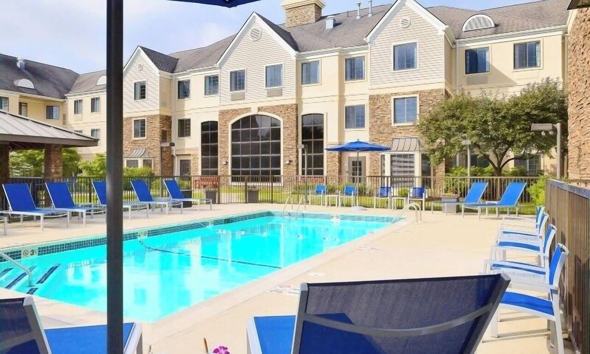 Auburn Hills Hotel | Pet Friendly Stay | Outdoor Pool | Free Breakfast | Near Riverside Park- 1.6 mi