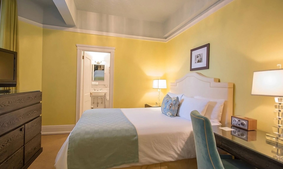 Goose Hollow Hotel | Pet Friendly Unit Close to Portland Art Museum - 0.5 mi | Parking Onsite