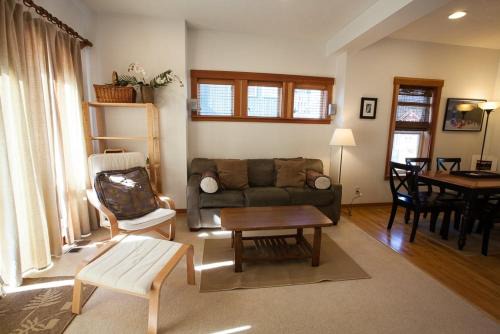 Hood River House | Pet Friendly Venturi BBQ on the Deck