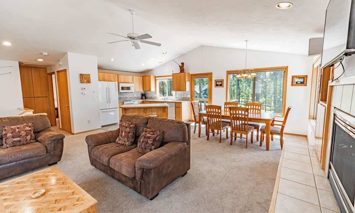 Sunriver House | PF, hot tub, Mt Bachelor views new carpet AC sharc