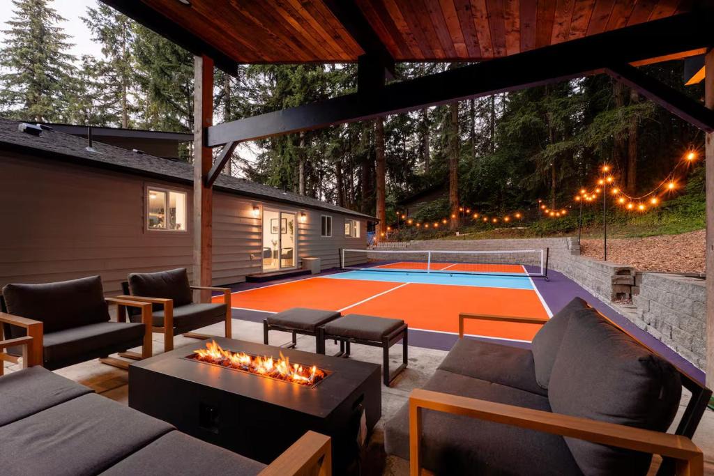 East Renton Highlands House | Pickleball Court Pool Table Fire Pit Private