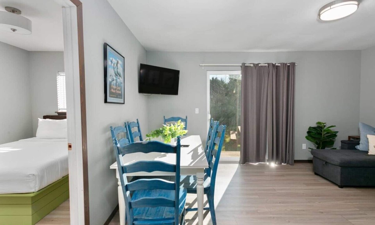 Grayland Hotel | Pickleball | Two Queen Beds | Hot Tub