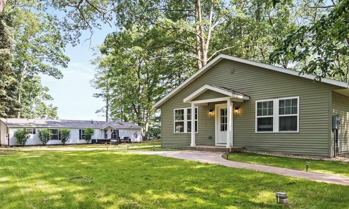 Pullman House | Picture Perfect Dual Home on the Lake
