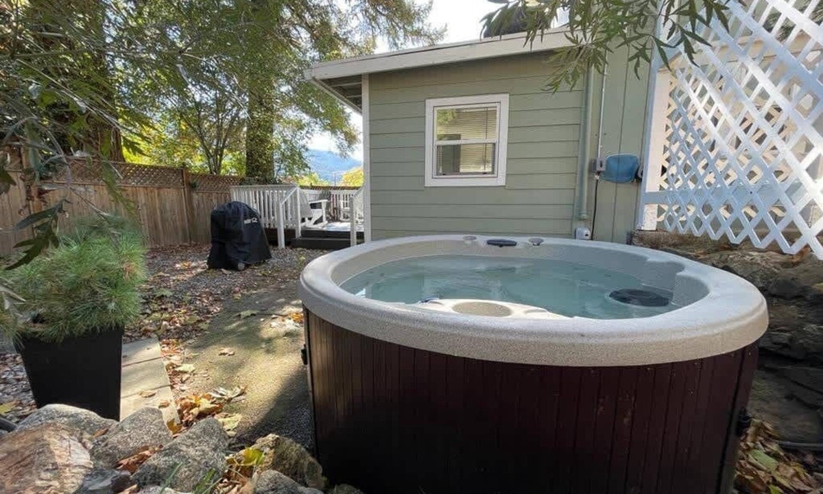 Dunsmuir Apartment | Picturesque Garden Retreat w/Deck With Hot Tub