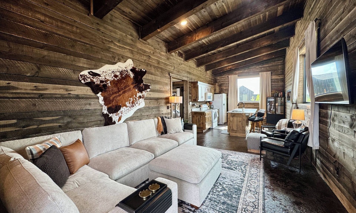 Last Chance Cabin | Pinion Pines Western Chalet #19 - A/C, Wi-Fi, Hot Tubs, CLEAN, Easy Access