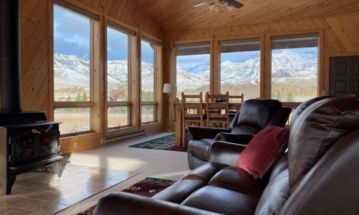 Wapiti House | Pinnacle of Wapiti- On the Way to Yellowstone, Large Family Home, close to River Access