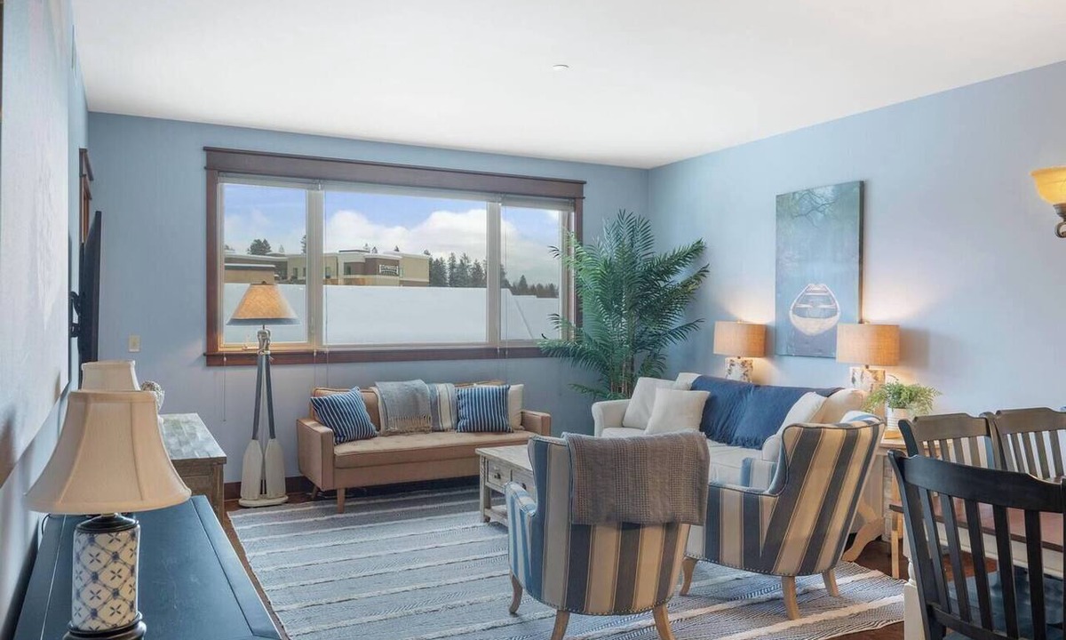Coeur d'Alene Apartment | Pinot Point -Steps to eateries, shops, ¢ennial