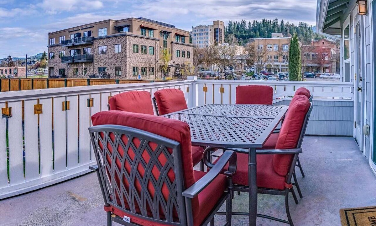 Historic Downtown District Apartment | Pioneer Mega 3 vacation homes offering 8 Bedrooms, 5 bathrooms, laundry, TV, and kitchens.