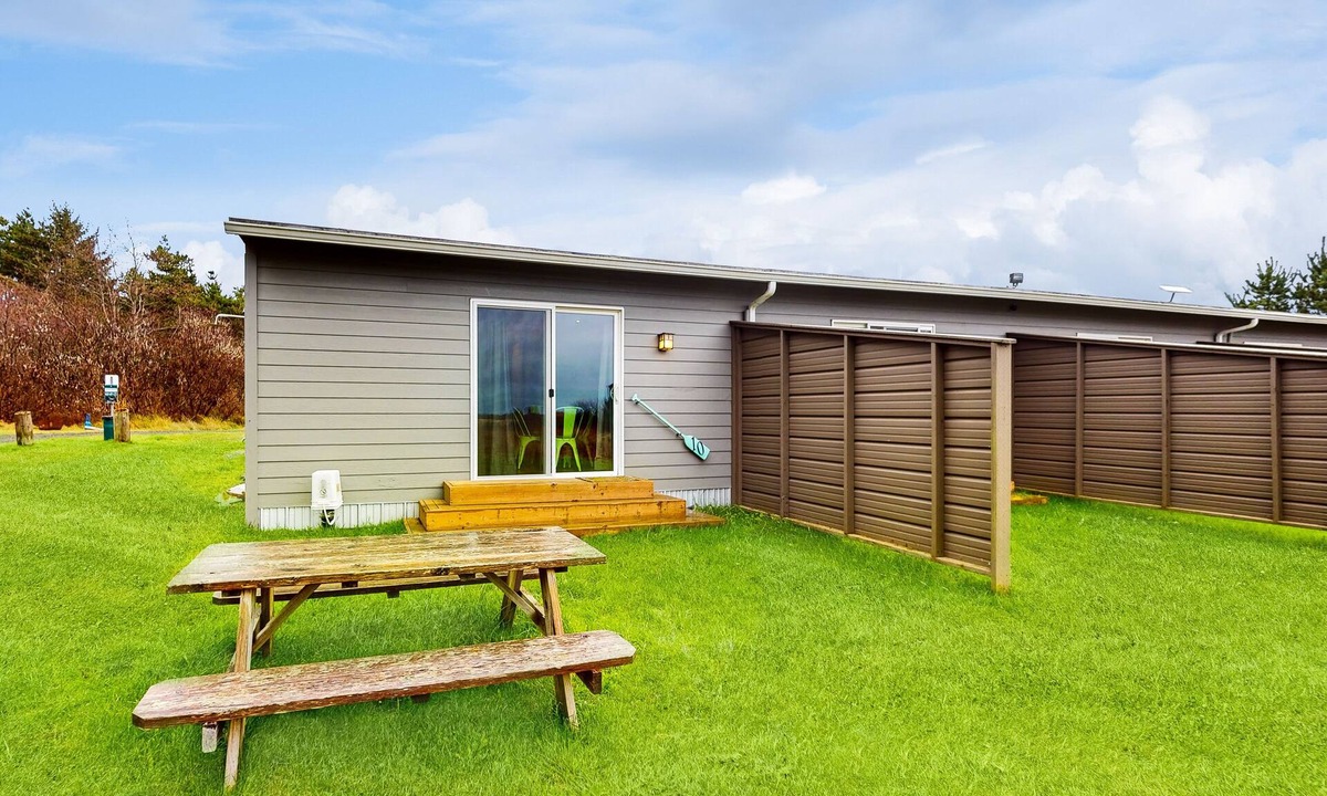 Grayland Condo | Pleasant dog-friendly condo near beach with hot tub, fireplace & outdoor area