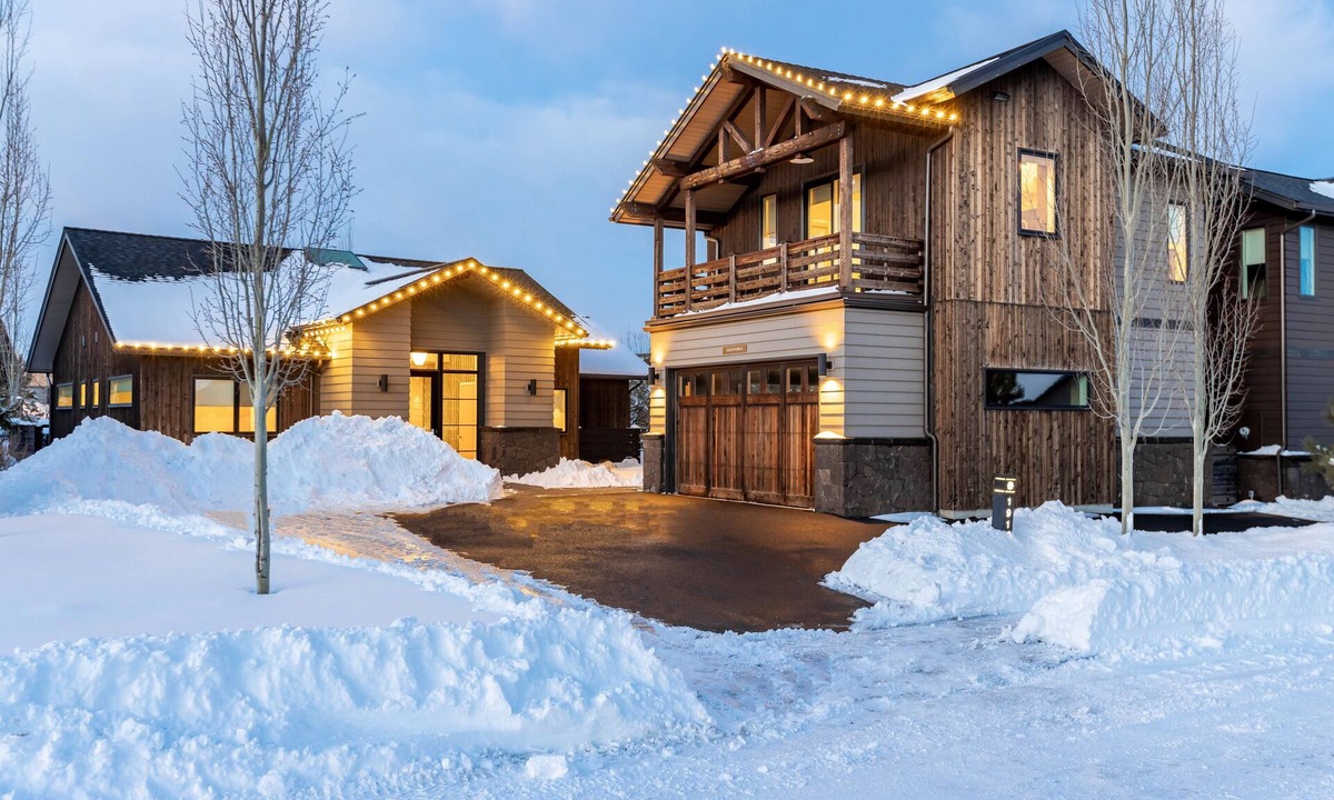 Bend House | Plush beds ~ heated resort pool ~ hot tub ~ Tetherow/Bend/Bachelor ~ wifi ~ 🐶