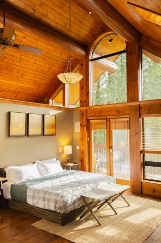 Mirrormont House | PNW King Suite - JettedTub - Mountain View Retreat