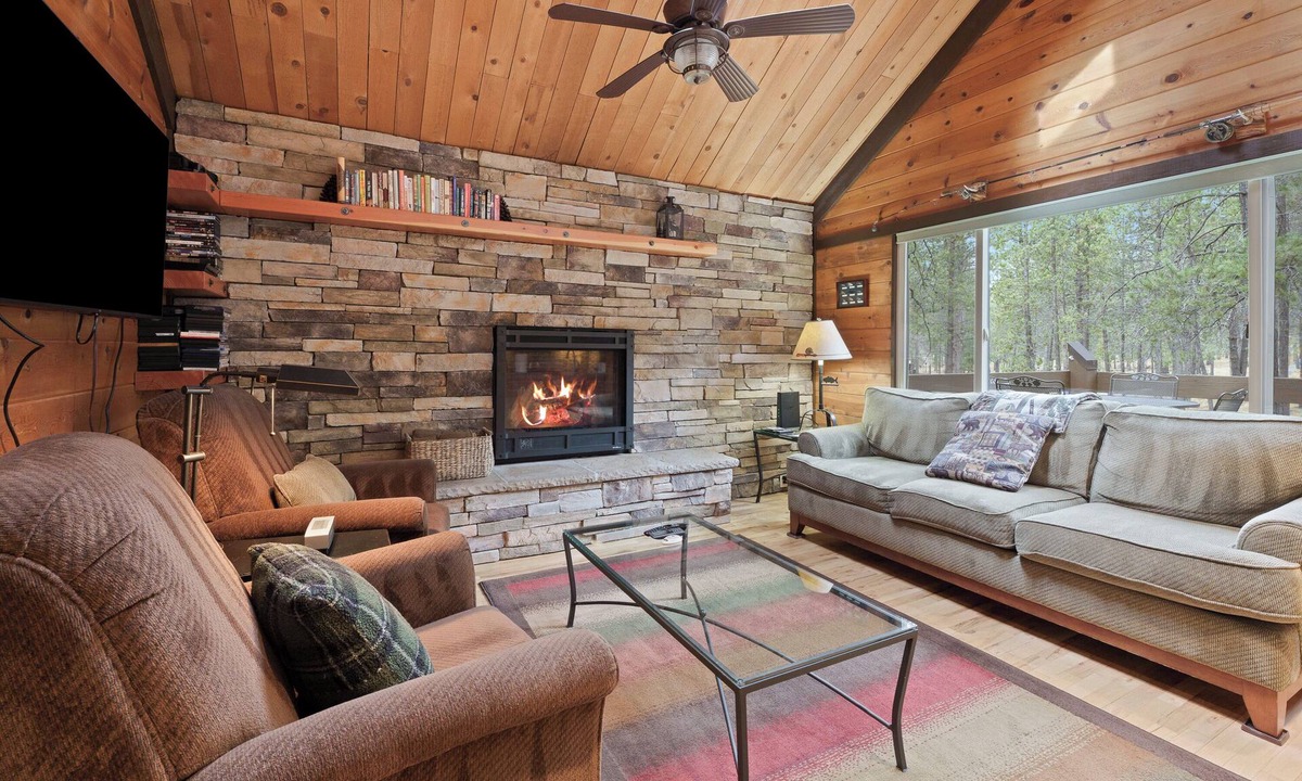 Sunriver Cabin | Pole House 10 - Updated Cabin, SHARC, Hot Tub