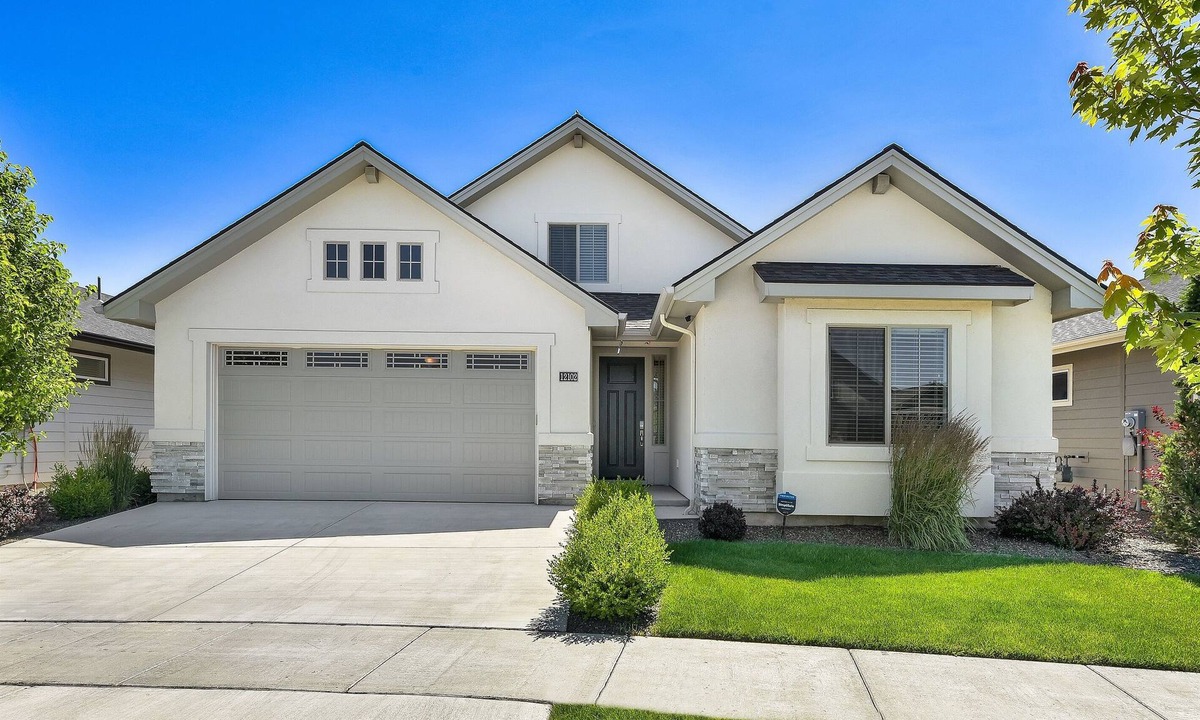 Nampa House | Port Blue near lake and golf
