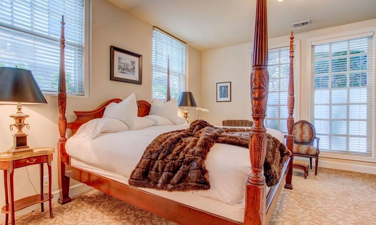 Irvington Bed & Breakfast | Portland's White House Bed & Breakfast - The Abe & Mary Room