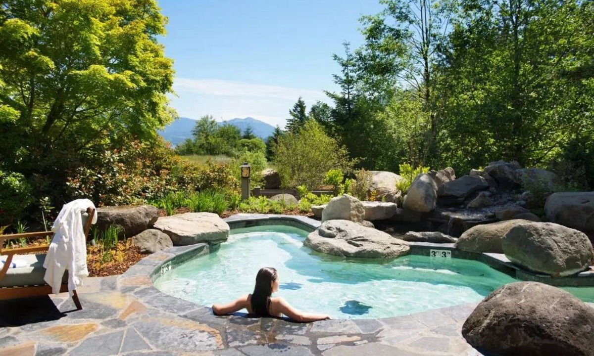 Stevenson House | Premier Glamping Getaway | King Bed + Soaking Tub