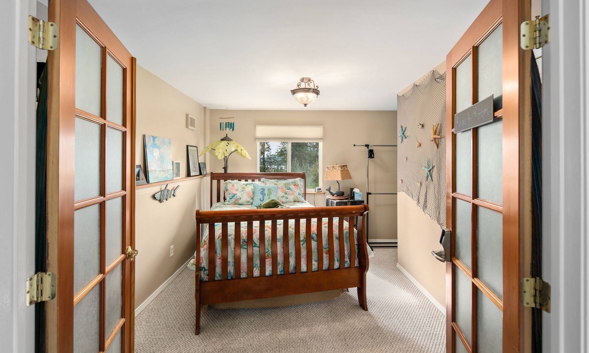 Evans House | Premium Lodging Located Just Outside Of Kettle Falls WA, Queen bedroom suite