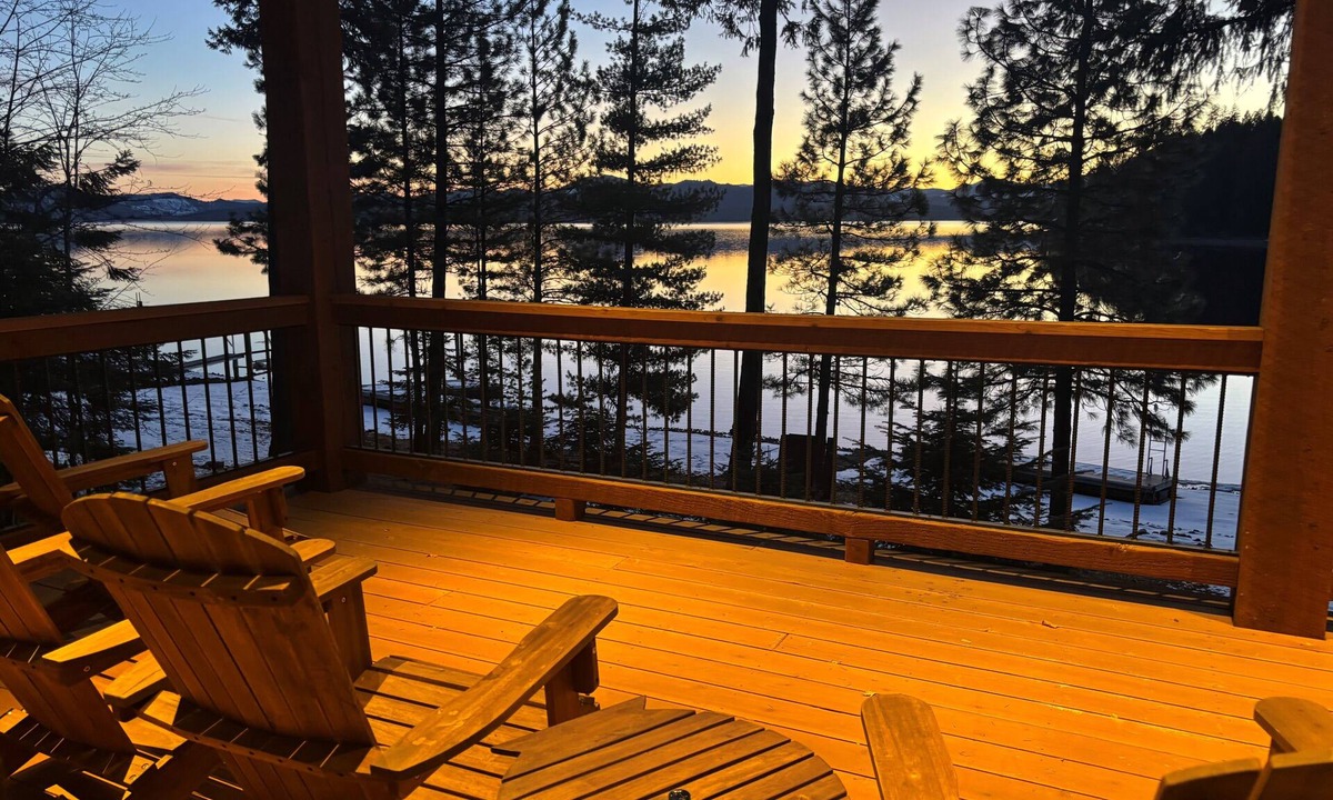 Coolin House | Priest Lake 150’ Waterfront Cabin! Sleeps 13