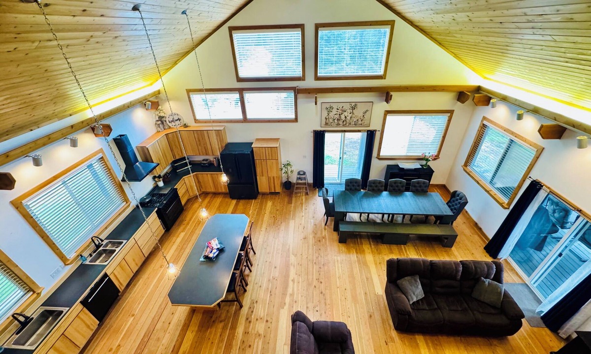Priest River House | Priest Lake 20-acre creek-front retreat sleeps 13+, near golf & lake!