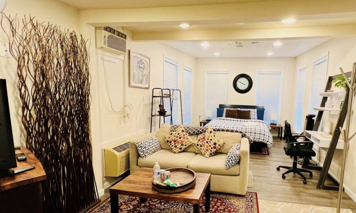 Alderwood Manor Cottage | Private Cottage, 5 mins to Groceries & Alderwood mall!