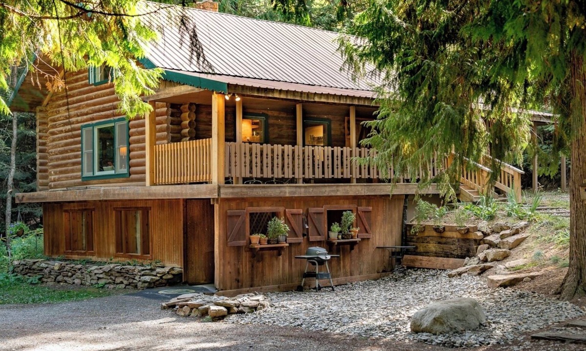 Blanchard Cabin | Private Forest Lodge Near Silverwood Theme Park - Sleeps 10