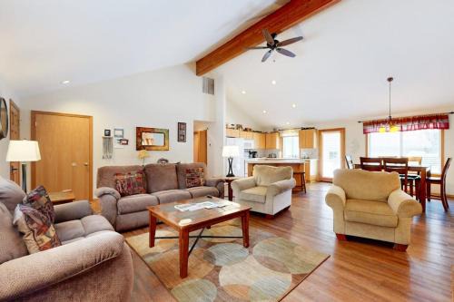 Overlook Park House | Private Hot Tub Large Backyard SHARC Passes EV Charger