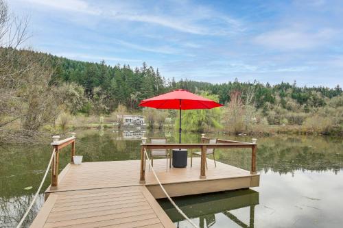 Oakland House | Private Pond & Dock! Cozy Cabin in Southern Oregon