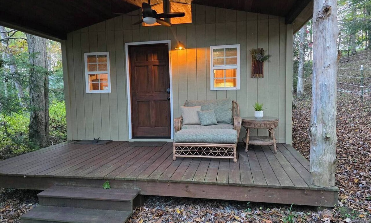 Jamestown Apartment | Private romantic Tiny Home King bed Jamestown