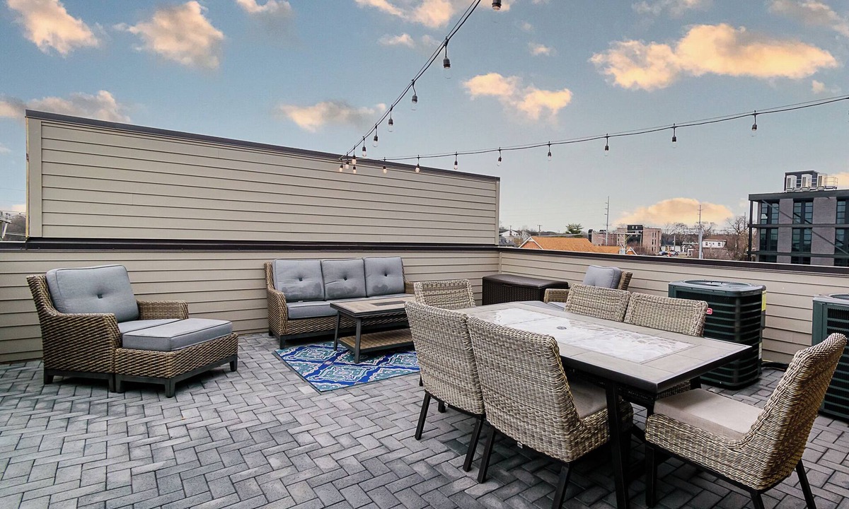 East Nashville House | Private Rooftop Deck+ Easy walk to restaurants, music venues, and shops.