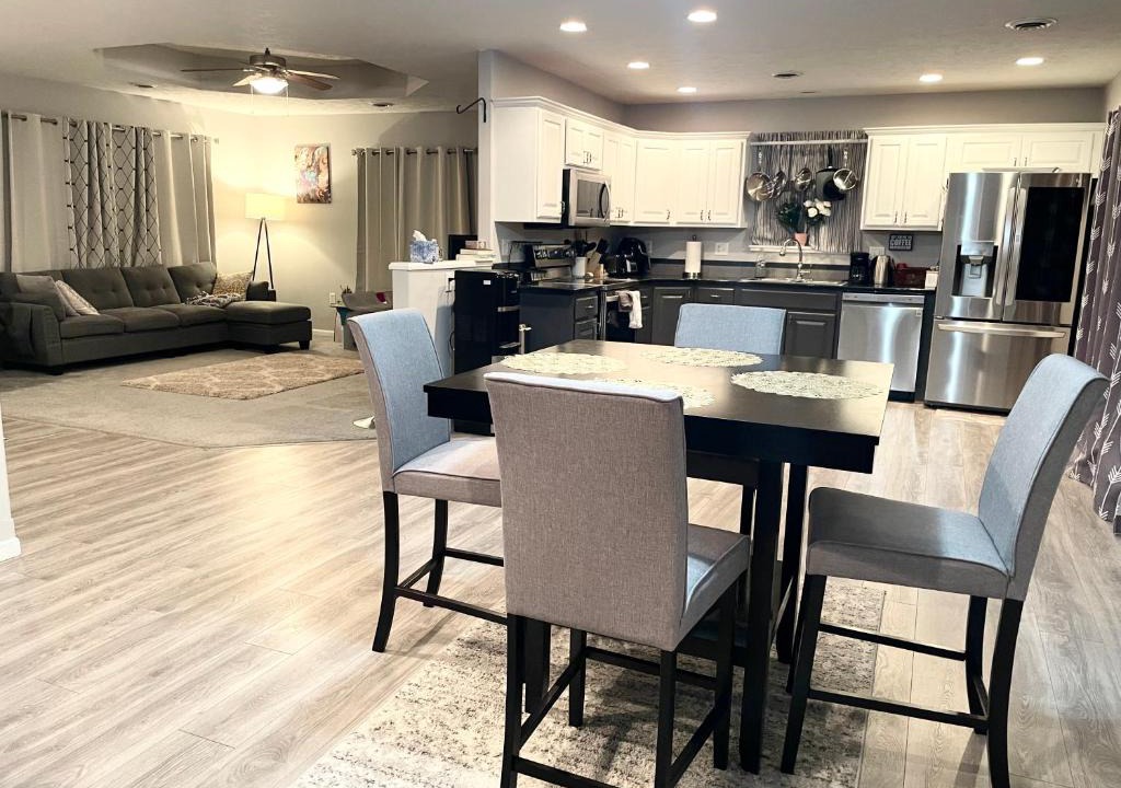 Manhattan House | Private Room in a Shared Home, Free Parking, Near Stadium & Campus