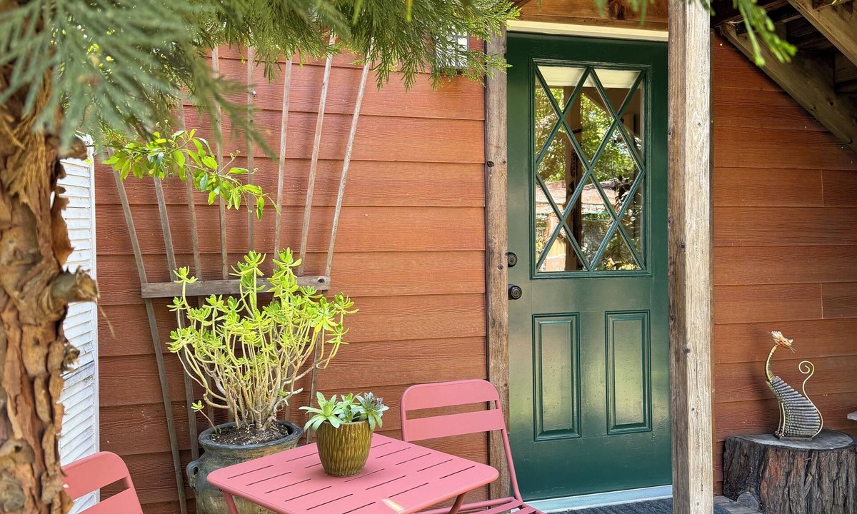 Jacksonville Apartment | Private suite in Historic Jacksonville's I930's Log home. Pet friendly.