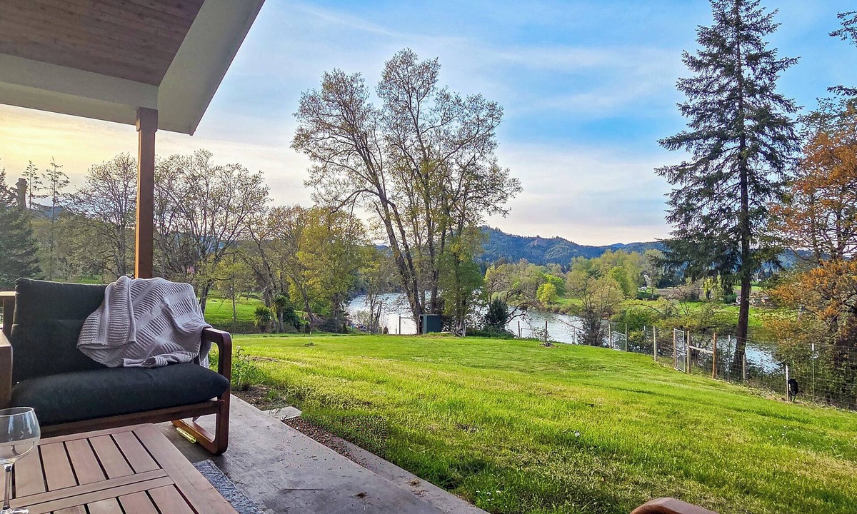 Roseburg House | Private Umpqua River Retreat w/2 King Suites & Patio